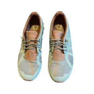 On Cloud Women’s Running Shoe Size 8